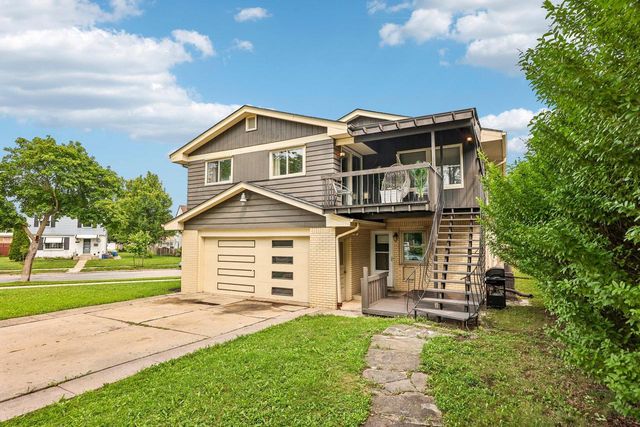 9625 W Metcalf PLACE, Milwaukee, WI 53222