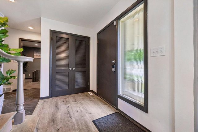 9625 W Metcalf PLACE, Milwaukee, WI 53222