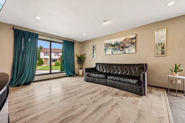 9625 W Metcalf PLACE, Milwaukee, WI 53222