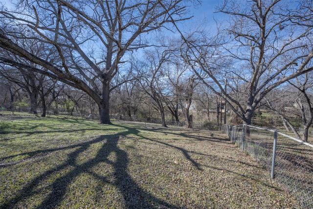 1226 S Brazos Street, Weatherford, TX 76086