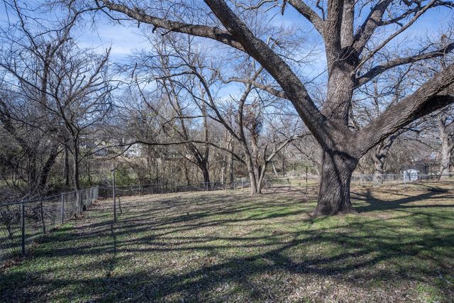 1226 S Brazos Street, Weatherford, TX 76086