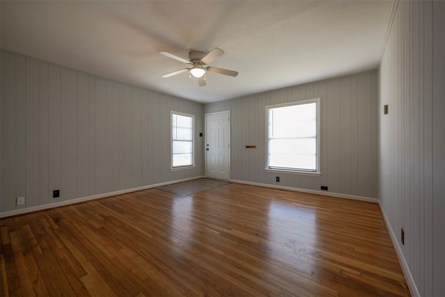 1226 S Brazos Street, Weatherford, TX 76086