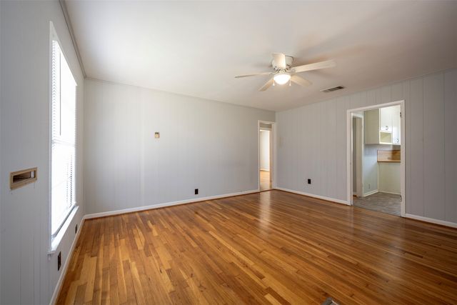 1226 S Brazos Street, Weatherford, TX 76086