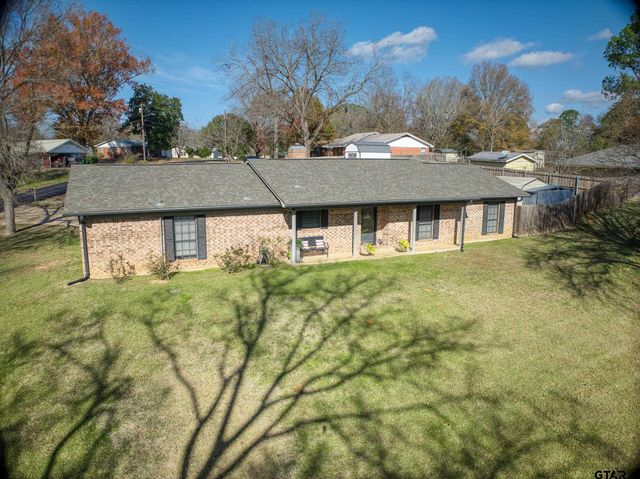 113 Peach Tree Dr, Palestine, TX 75803