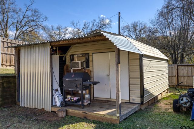 113 Peach Tree Dr, Palestine, TX 75803