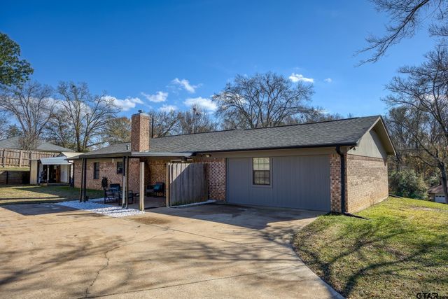 113 Peach Tree Dr, Palestine, TX 75803