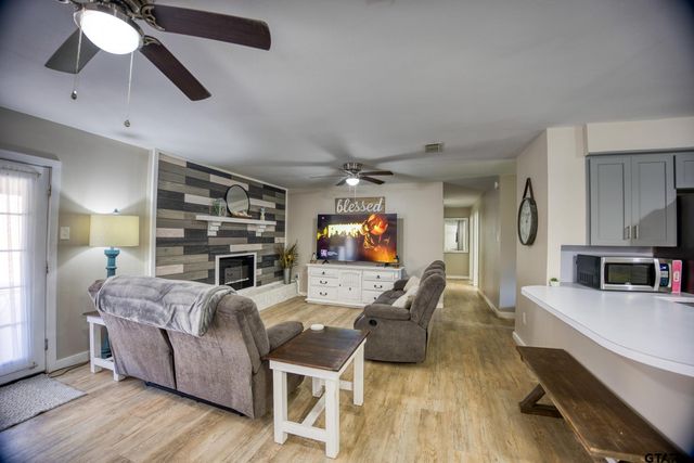 113 Peach Tree Dr, Palestine, TX 75803