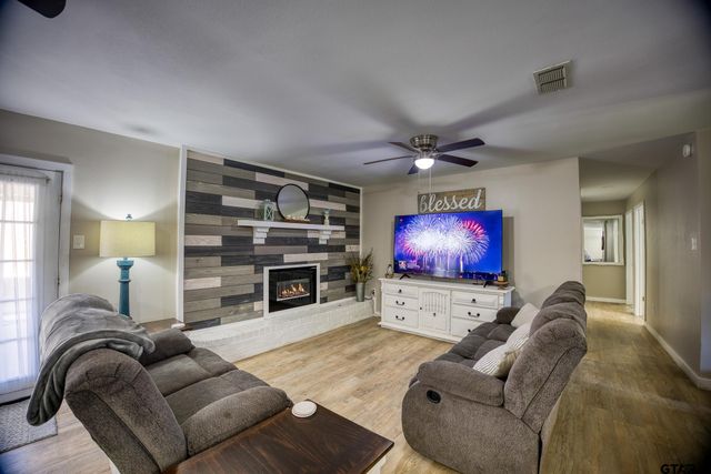 113 Peach Tree Dr, Palestine, TX 75803