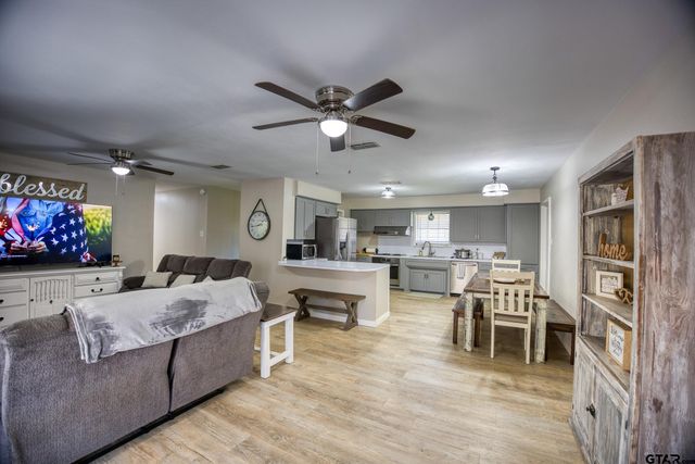 113 Peach Tree Dr, Palestine, TX 75803