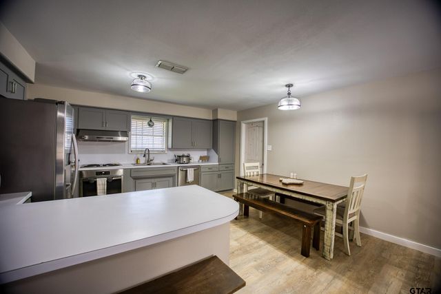 113 Peach Tree Dr, Palestine, TX 75803