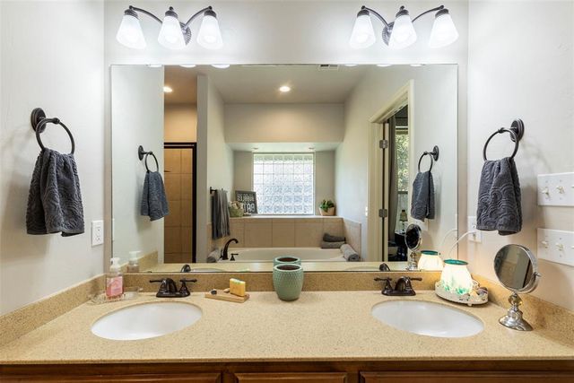 1043 Hidden Oaks Way, Guthrie, OK 73044