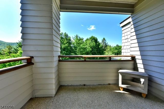 24 Harker Hill Dr, Hardyston Twp., NJ 07419
