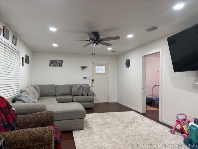 102 N 3rd Street, Hartshorne, OK 74547