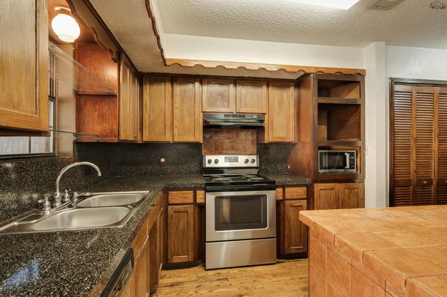 981 VICTORIA DRIVE, Burkburnett, TX 76354