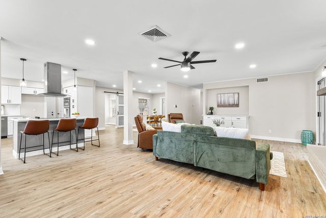 371 Pike, San Antonio, TX 78209