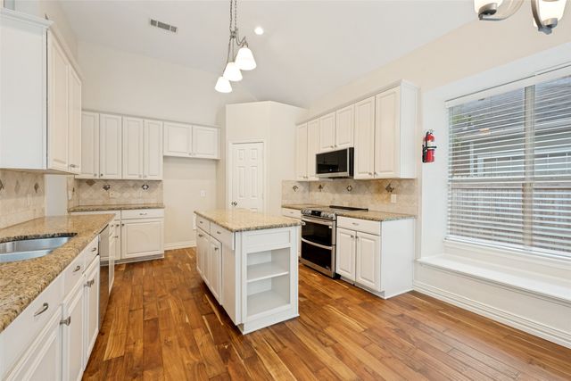 841 Forest Hollow Drive, Hurst, TX 76053