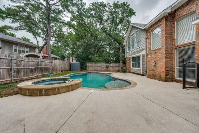 841 Forest Hollow Drive, Hurst, TX 76053