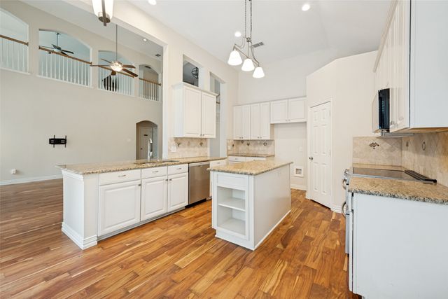 841 Forest Hollow Drive, Hurst, TX 76053