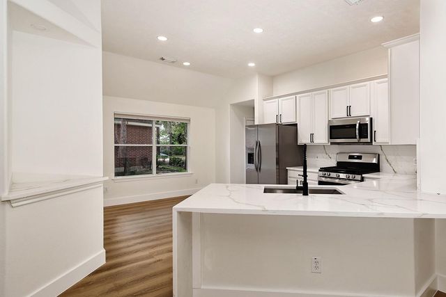 122 S Abram, The Woodlands, TX 77382