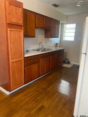 1402 Manorway, Tyler, TX 75702