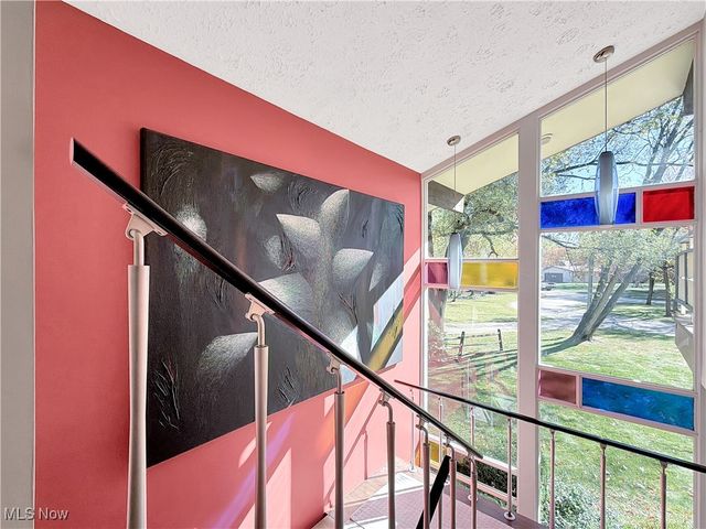 25861 Euclid Chagrin Pkwy, Richmond Heights, OH 44143