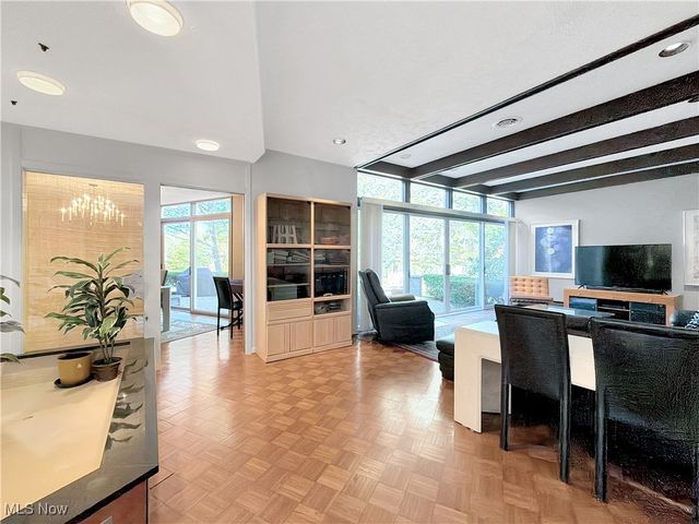 25861 Euclid Chagrin Pkwy, Richmond Heights, OH 44143