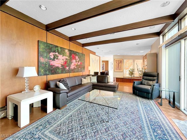 25861 Euclid Chagrin Pkwy, Richmond Heights, OH 44143