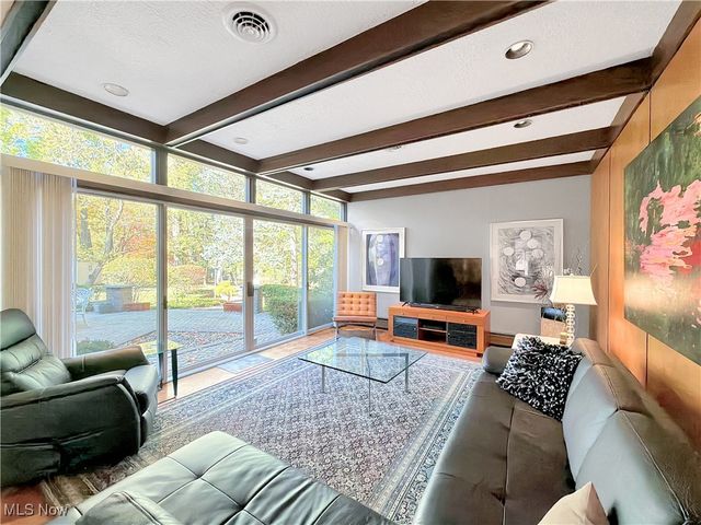 25861 Euclid Chagrin Pkwy, Richmond Heights, OH 44143