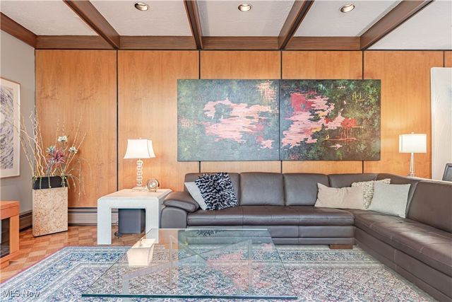 25861 Euclid Chagrin Pkwy, Richmond Heights, OH 44143