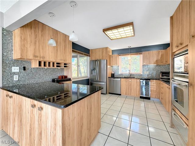 25861 Euclid Chagrin Pkwy, Richmond Heights, OH 44143