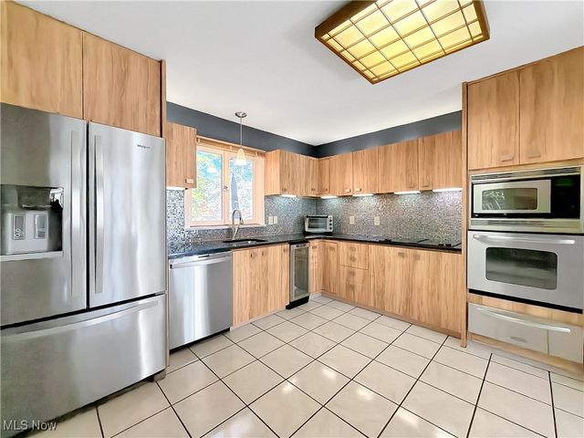 25861 Euclid Chagrin Pkwy, Richmond Heights, OH 44143