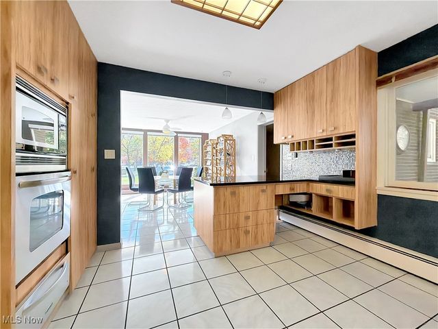 25861 Euclid Chagrin Pkwy, Richmond Heights, OH 44143