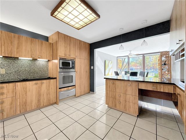 25861 Euclid Chagrin Pkwy, Richmond Heights, OH 44143