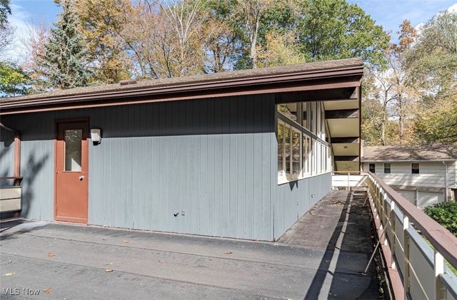 25861 Euclid Chagrin Pkwy, Richmond Heights, OH 44143