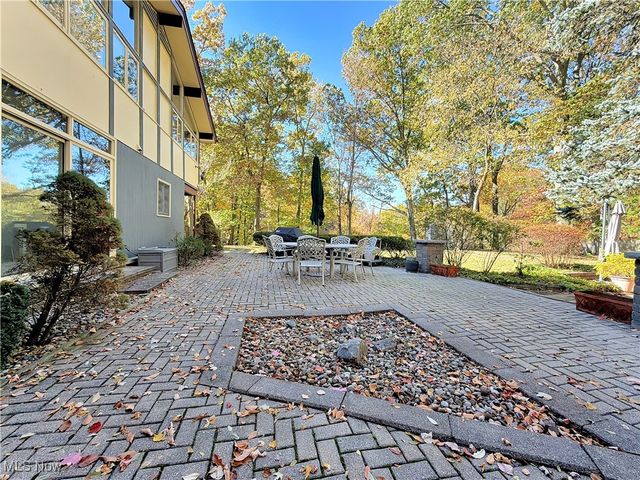 25861 Euclid Chagrin Pkwy, Richmond Heights, OH 44143