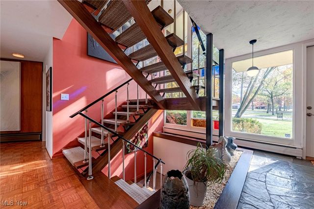 25861 Euclid Chagrin Pkwy, Richmond Heights, OH 44143