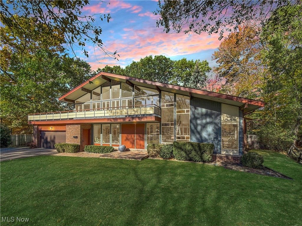 25861 Euclid Chagrin Pkwy, Richmond Heights, OH 44143