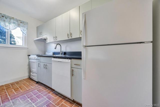 49 Mildred Place 4A, North Babylon, NY 11703