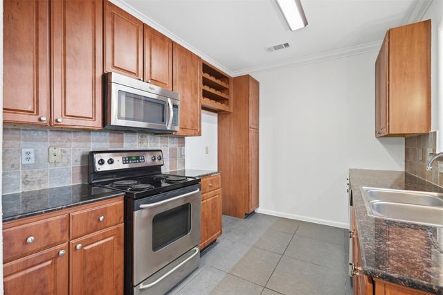 1711 Old Spanish Trail 221, Houston, TX 77054