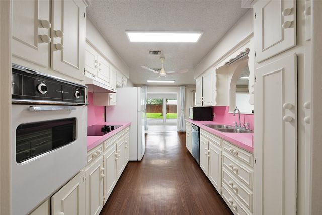 412 Twin Creek Drive, Hurst, TX 76053