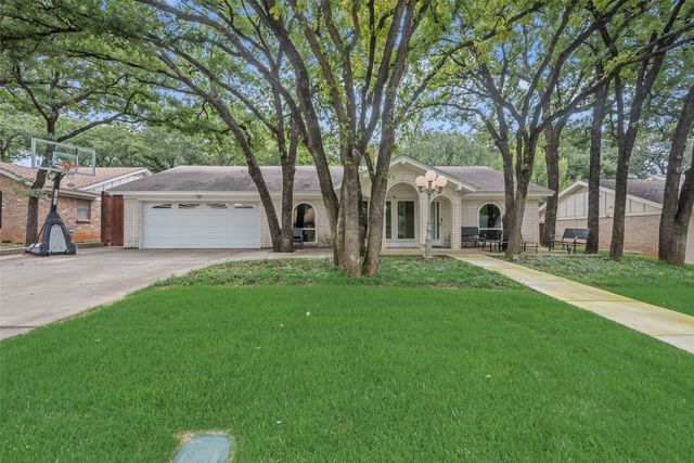 412 Twin Creek Drive, Hurst, TX 76053