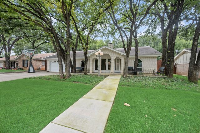 412 Twin Creek Drive, Hurst, TX 76053