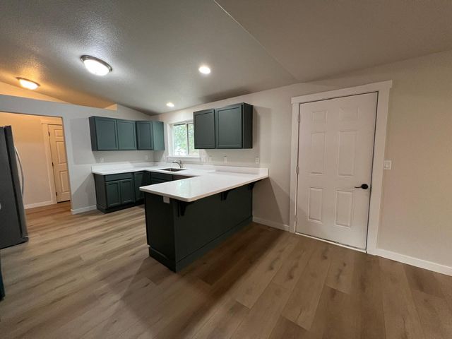 537 SE Ponderosa Drive, Madras, OR 97741