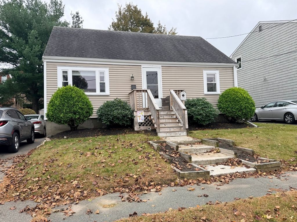 26 Colonial Rd, Peabody, MA 01960