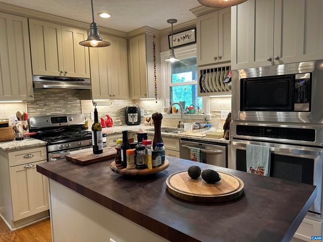 604 COLES ROLLING RD, Scottsville, VA 24590