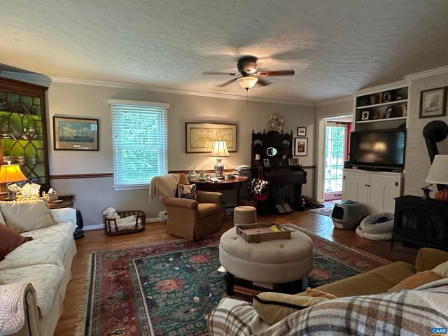 604 COLES ROLLING RD, Scottsville, VA 24590