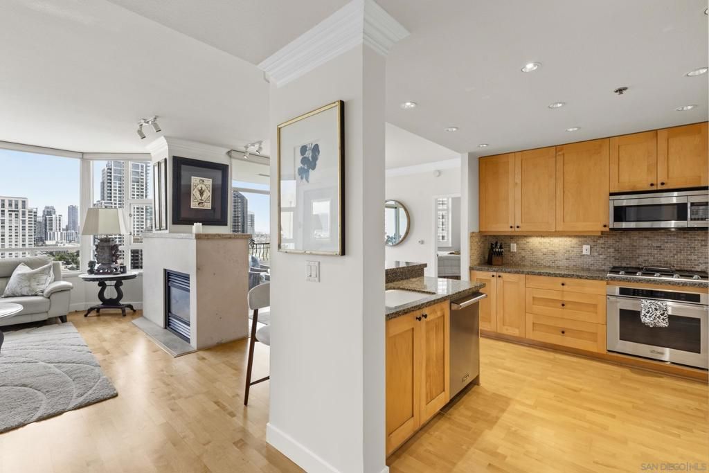 Image 6 of property listing at 700 W Harbor Dr. 1502, San Diego, CA 92101