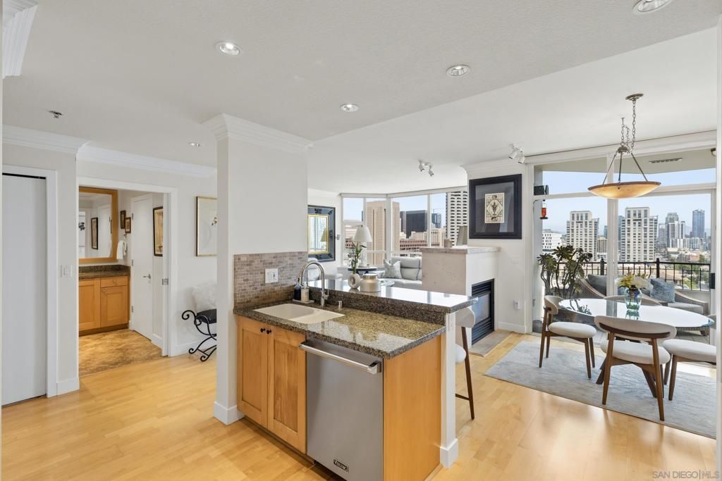 Image 7 of property listing at 700 W Harbor Dr. 1502, San Diego, CA 92101