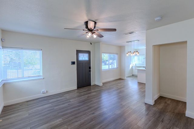 4422 52nd St, Sacramento, CA 95820