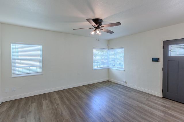 4422 52nd St, Sacramento, CA 95820